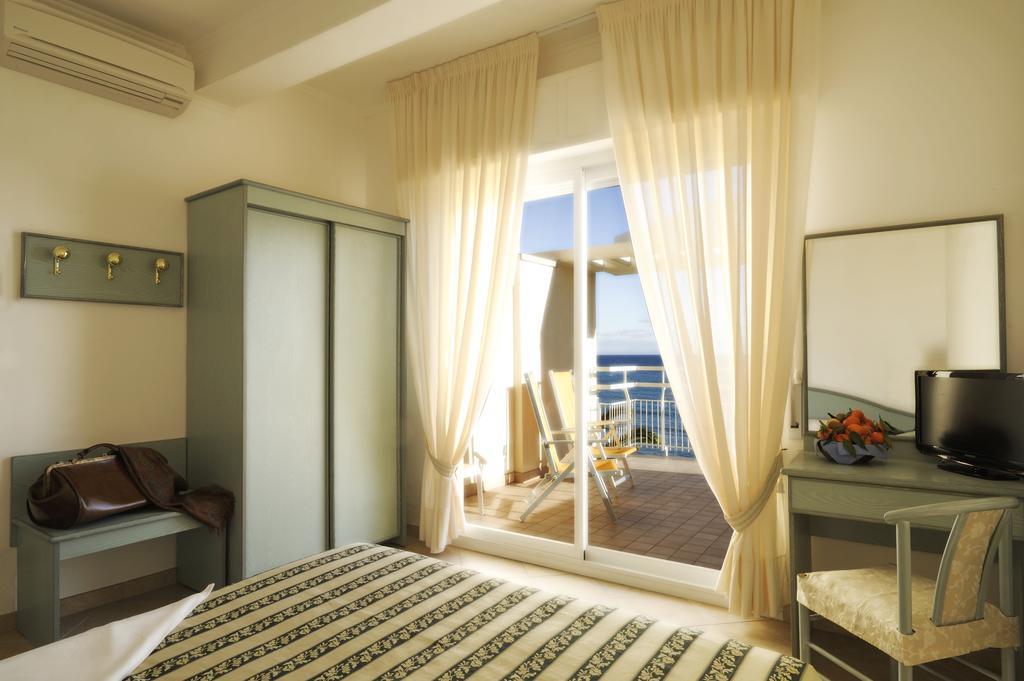 Hotel Miramare Ντιάνο Μαρίνα Εξωτερικό φωτογραφία